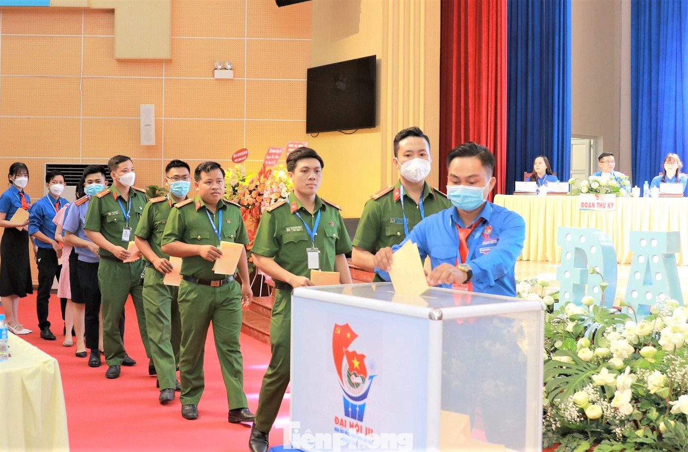 Các đại biểu bỏ phiếu tại Đại hội điểm Huyện Đoàn Bàu Bàng Các đại biểu bỏ phiếu tại Đại hội điểm Huyện Đoàn Bàu Bàng