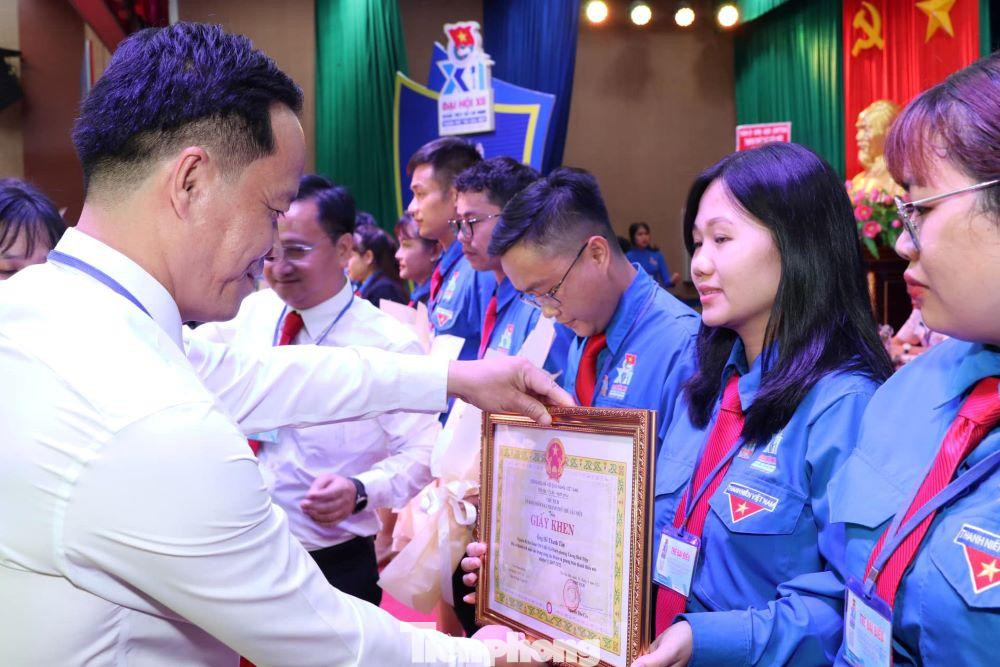 Khen thưởng các cá nhân, đơn vị có thành tích xuất sắc Khen thưởng các cá nhân, đơn vị có thành tích xuất sắc