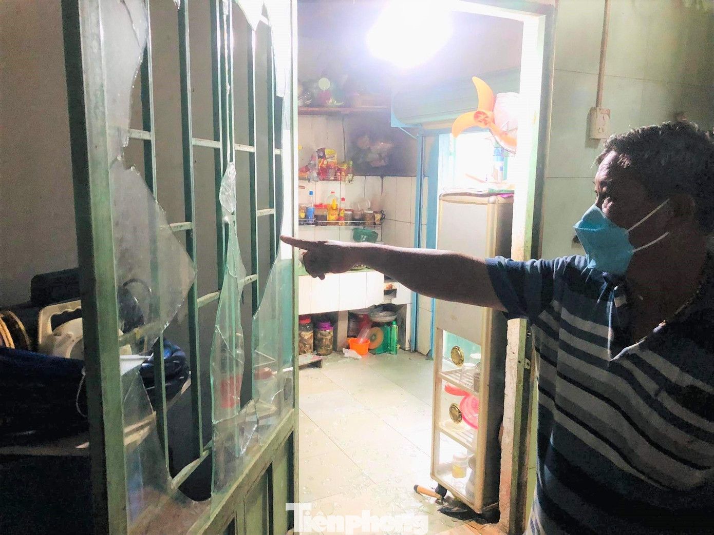 Cửa nhà nạn nhân bị đập bể Cửa nhà nạn nhân bị đập bể