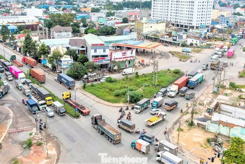 Các tuyến đường ở Bình Dương thường xuyên xảy ra ùn tắc do lượng phương tiện lưu thông đông