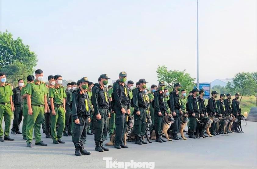 Đợt ra quân trấn áp tội phạm dịp lễ 30/4 và 1/5 tại Bình Dương, ngoài lực lượng cán bộ, chiến sĩ các đơn vị còn có sự giúp sức của chó nghiệp vụ. Đợt ra quân trấn áp tội phạm dịp lễ 30/4 và 1/5 tại Bình Dương, ngoài lực lượng cán bộ, chiến sĩ các đơn vị còn có sự giúp sức của chó nghiệp vụ.