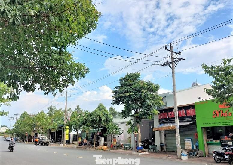 Trụ điện thông thoáng khi cáp quang được tháo bỏ Trụ điện thông thoáng khi cáp quang được tháo bỏ