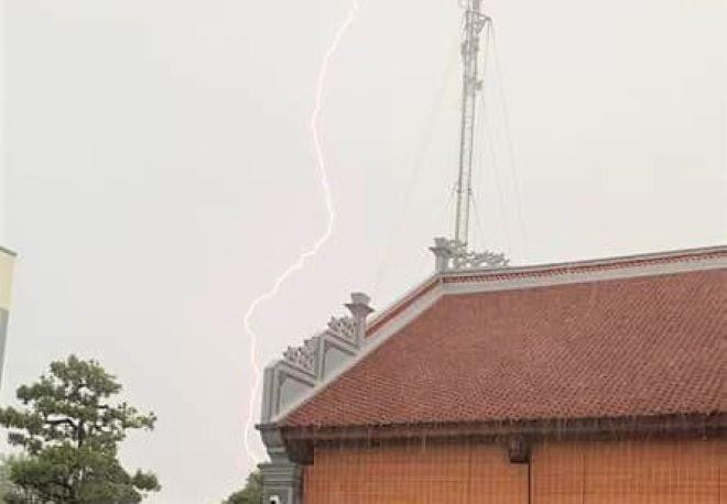 Sấm chớp trong cơn mưa chiều tối ở Bình Dương