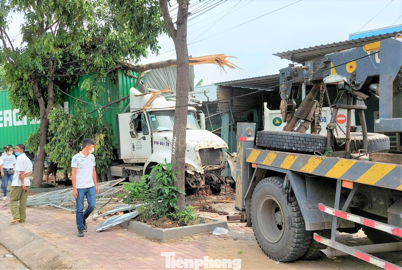 Container lao vào nhà dân bên đường
