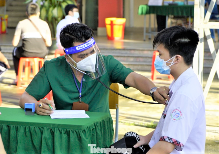 Học sinh ở Bình Phước tiêm vắc xin phòng COVID-19