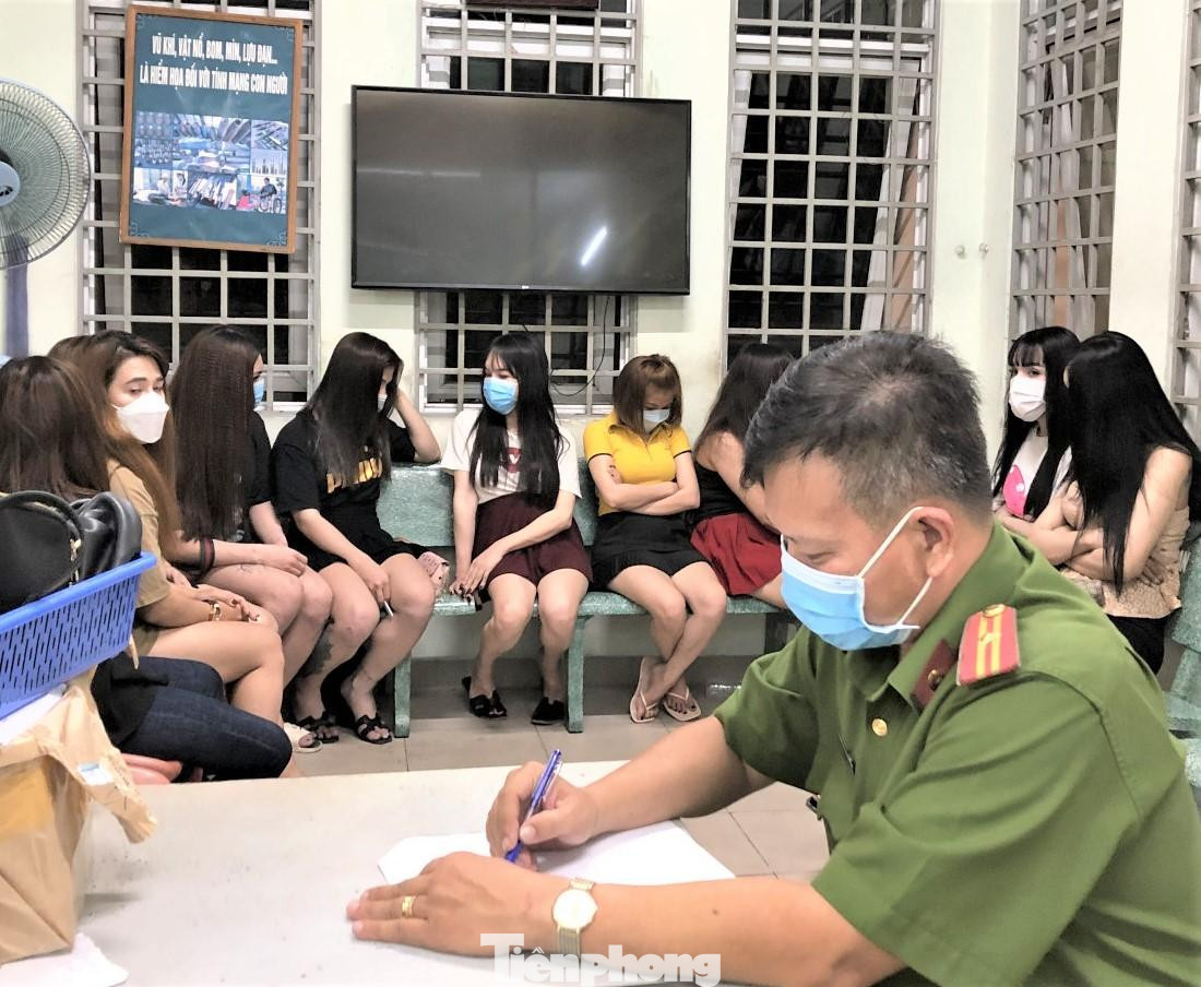 Các nữ nhân viên quán cà phê có hành vi bán dâm làm việc với cán bộ công an