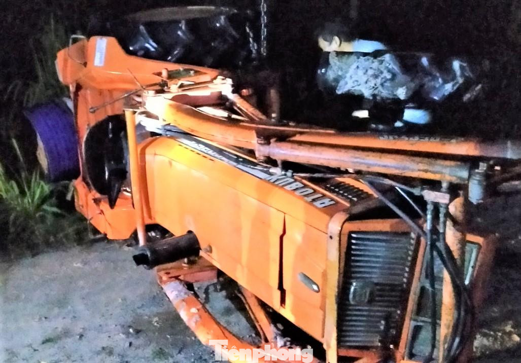 Máy cày được trục vớt lên trong đêm
