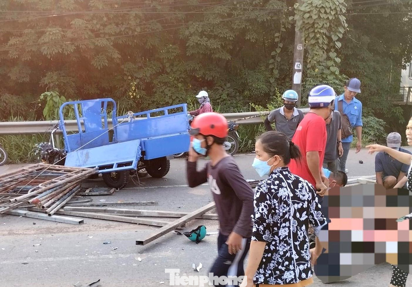 Tài xế xe ba gác bị thanh sắt xiên qua đùi Tài xế xe ba gác bị thanh sắt xiên qua đùi