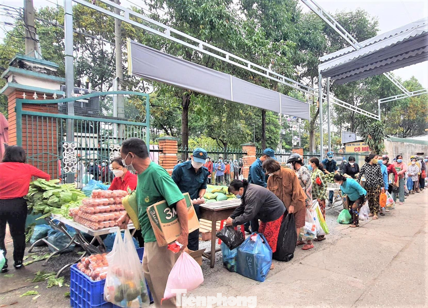 Ảnh hưởng bởi dịch bệnh và giá cả tăng cao, nhiều người gặp khó khăn. Phiên "Chợ 0 đồng" là một trong những chương trình giúp người dân vượt khó Ảnh hưởng bởi dịch bệnh và giá cả tăng cao, nhiều người gặp khó khăn. Phiên "Chợ 0 đồng" là một trong những chương trình giúp người dân vượt khó