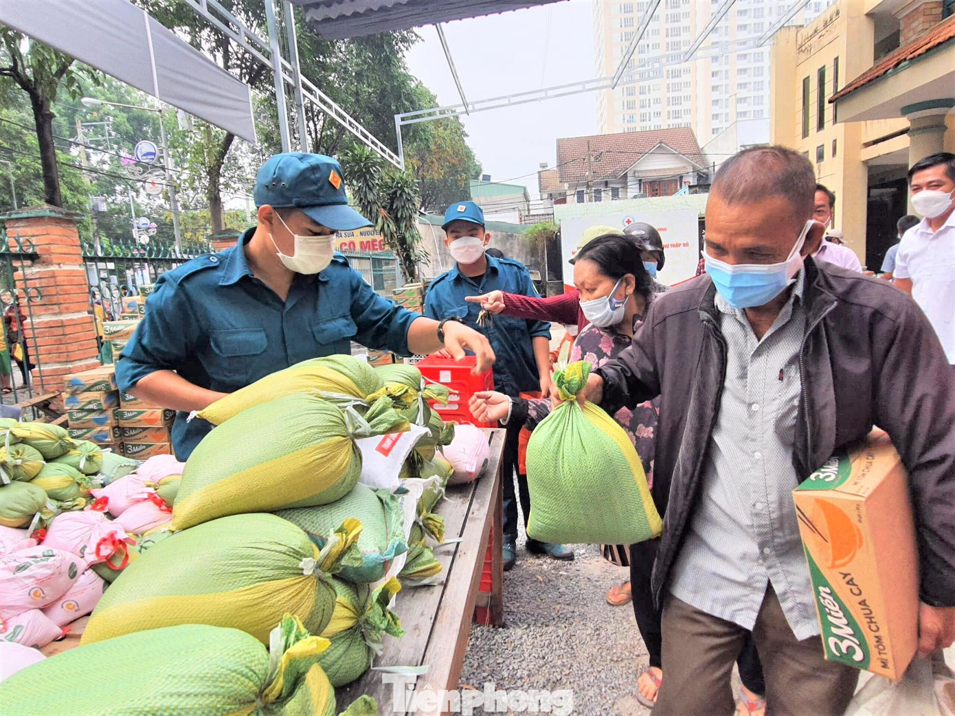Các nhu yếu phẩm được miễn phí tại phiên chợ phục vụ người dân khó khăn Các nhu yếu phẩm được miễn phí tại phiên chợ phục vụ người dân khó khăn