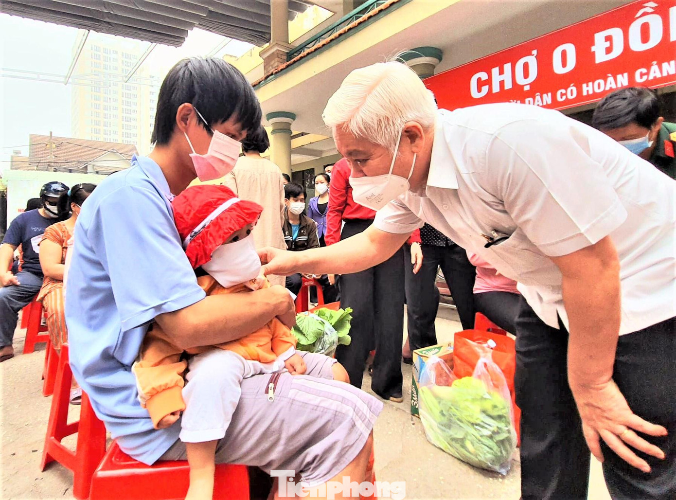 Bí thư Tỉnh ủy Bình Dương Nguyễn Văn Lợi thăm hỏi người dân tại phiên "Chợ 0 đồng" Bí thư Tỉnh ủy Bình Dương Nguyễn Văn Lợi thăm hỏi người dân tại phiên "Chợ 0 đồng"