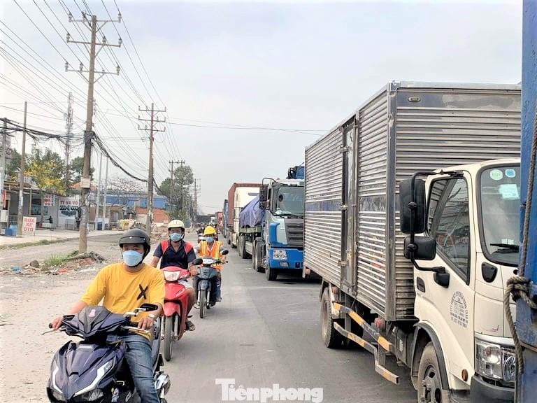 Nhiều đường ở Bình Dương ùn tắc kéo dài