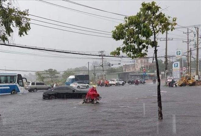 Khu vực nối TP Thuận An và TP Thủ Dầu Một trên quốc lộ 13 ngập úng