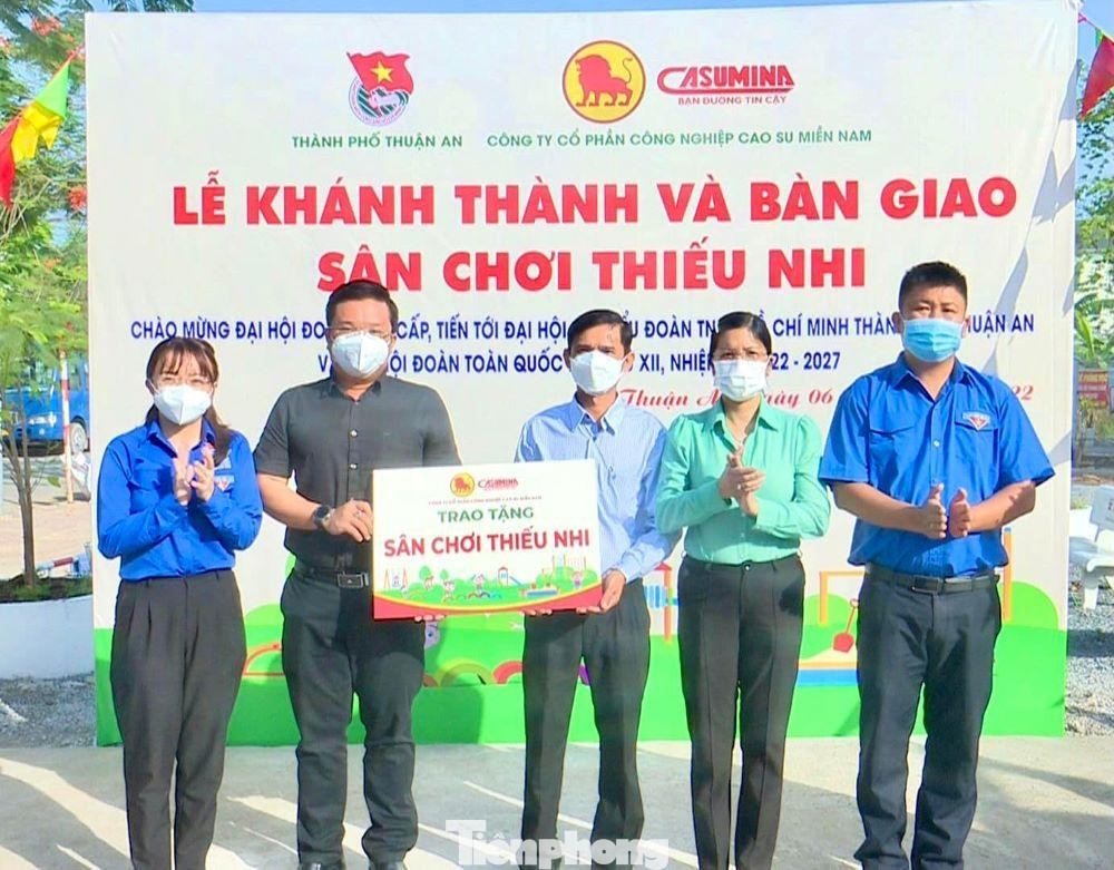 Các đơn vị trao bảng tượng trưng hỗ trợ công trình