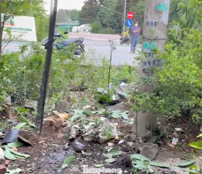 Sau khi va chạm với xe máy, xe cứu thương lao về phía quán cà phê...