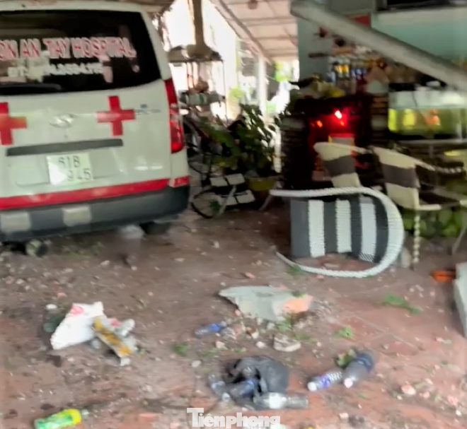 ... và chỉ dừng lại khi chạm tường nhà dân ở quán cà phê