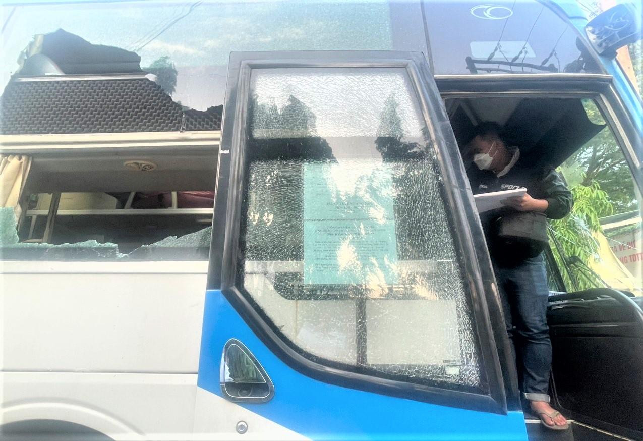 Xe khách bị tấn công vì đến trễ Xe khách bị tấn công vì đến trễ