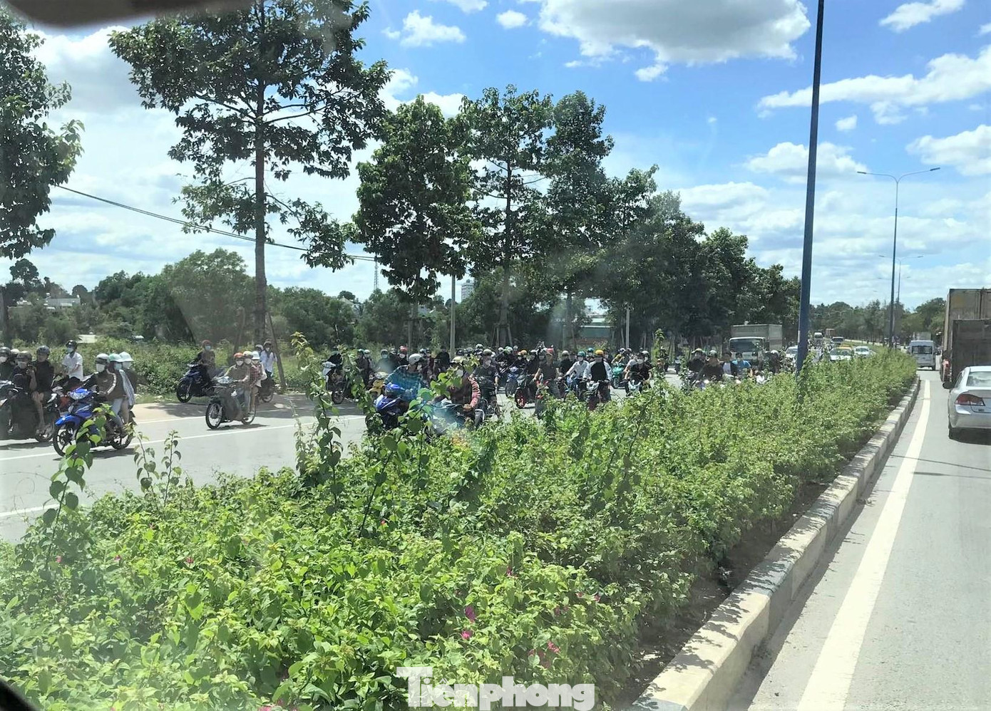 Quái xế dàn hàng kín đường để đua xe