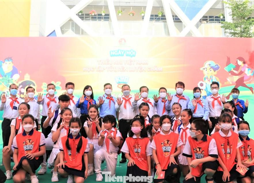 Ban tổ chức và các em thiếu nhi chụp hình lưu niệm