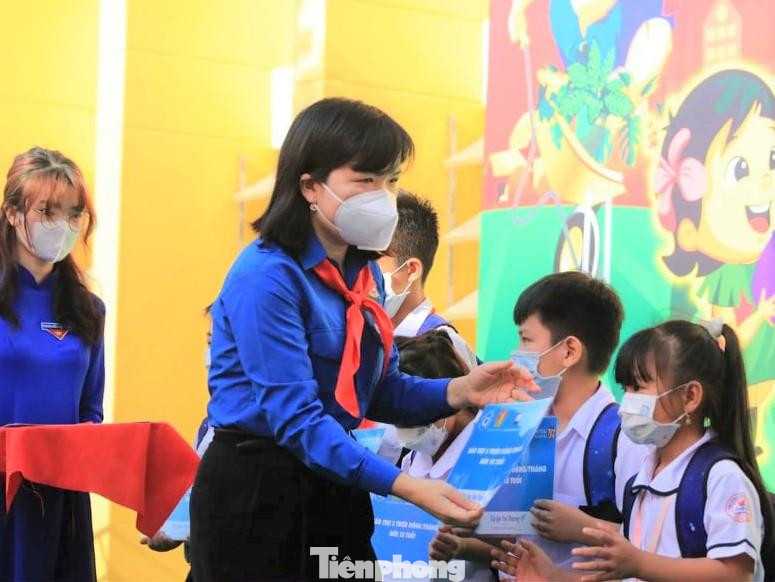 Trao hỗ trợ cho các em thiếu nhi tại chương trình