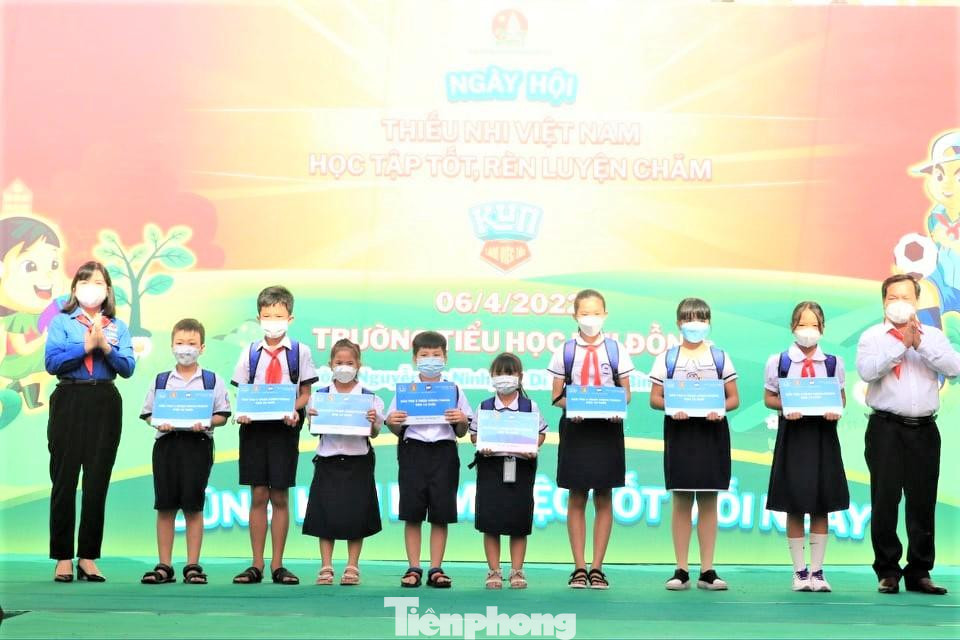 Có 67 thiếu nhi được trao hỗ trợ hàng tháng trong chương trình Nối vòng tay thương