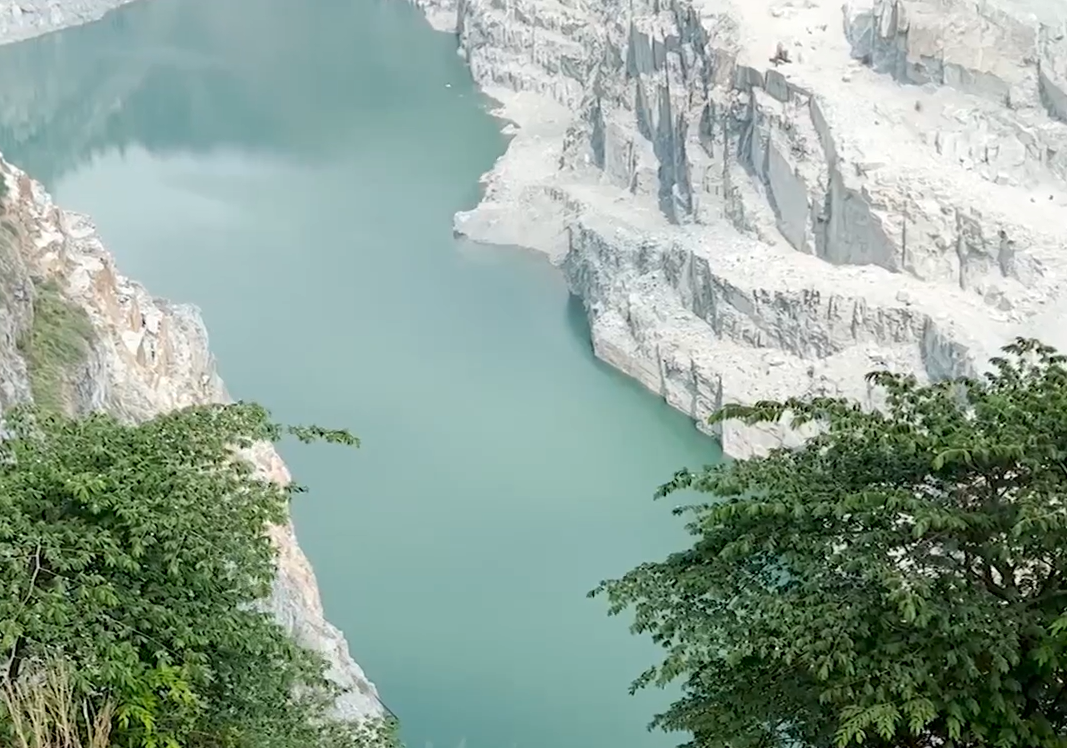 Hố sâu hơn 100m nên lực lượng chức năng khó tiếp cận thi thể