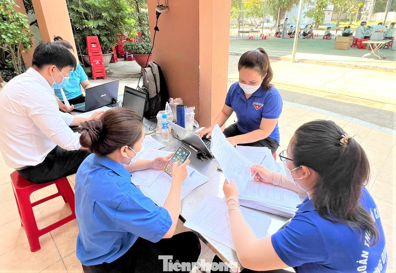 Đoàn viên thanh niên hỗ trợ nhập liệu để đảm bảo kết quả chính xác