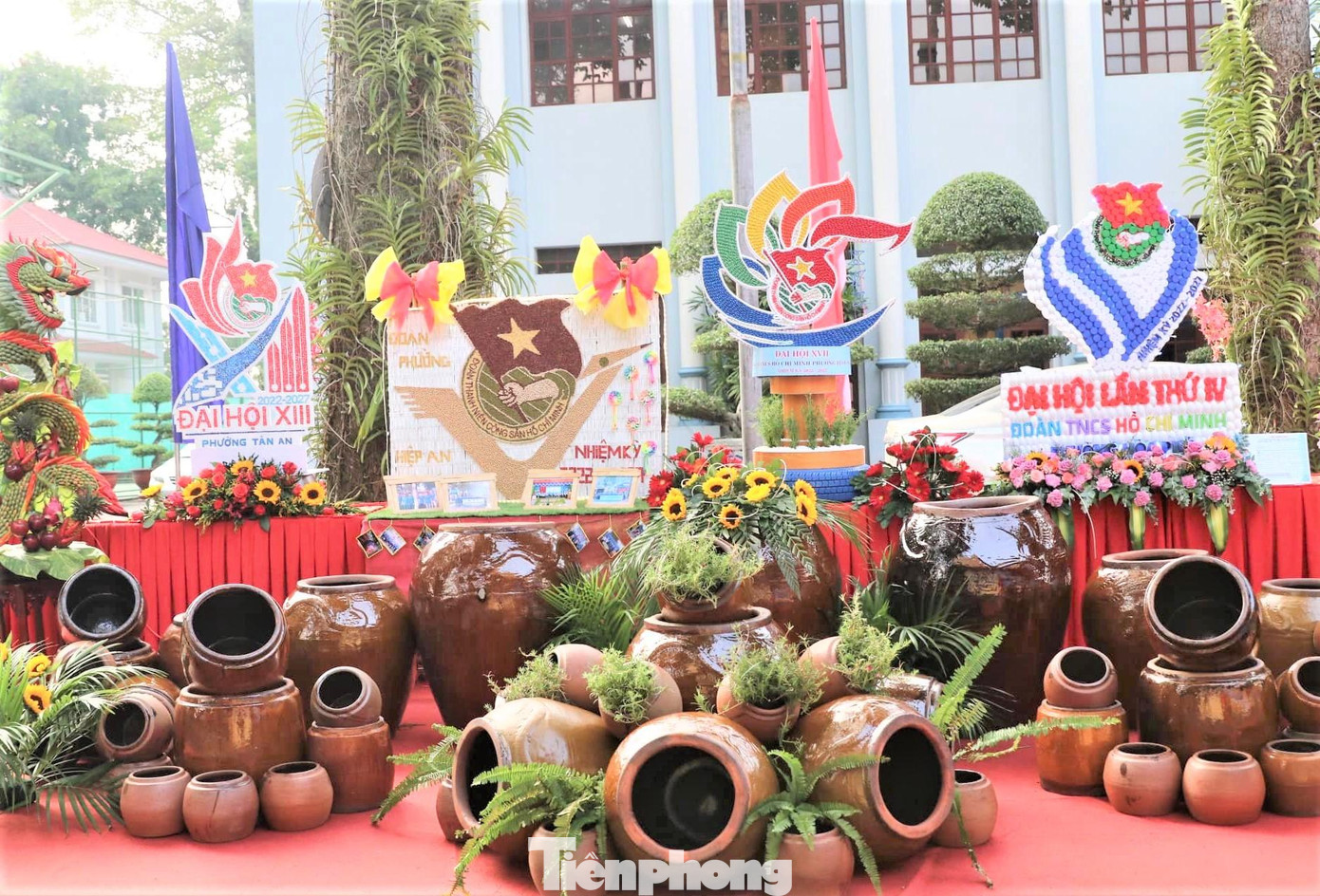 Gốm sứ được trang trí theo nét truyền thống địa phương Gốm sứ được trang trí theo nét truyền thống địa phương