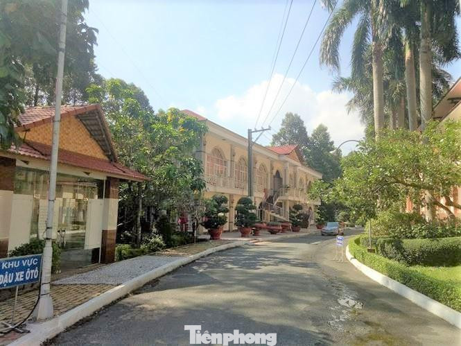 Nhà hàng tiệc cưới trong công viên trên phần đất doanh nghiệp mượn Nhà hàng tiệc cưới trong công viên trên phần đất doanh nghiệp mượn