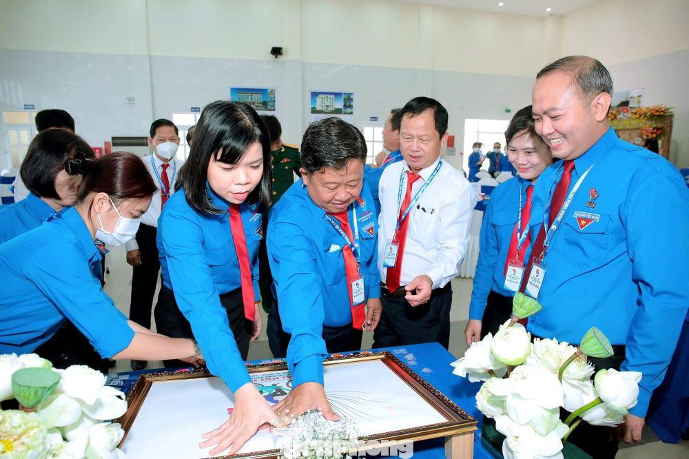 Các đại biểu thích thú với vật trang trí của đơn vị Huyện Đoàn Bàu Bàng Các đại biểu thích thú với vật trang trí của đơn vị Huyện Đoàn Bàu Bàng