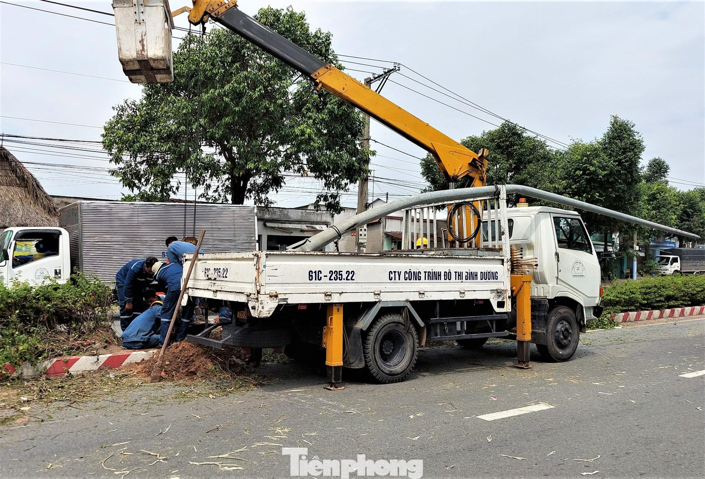 Điện lực khắc phục sự cố sau khi trụ đèn chiếu sáng bị tông đổ