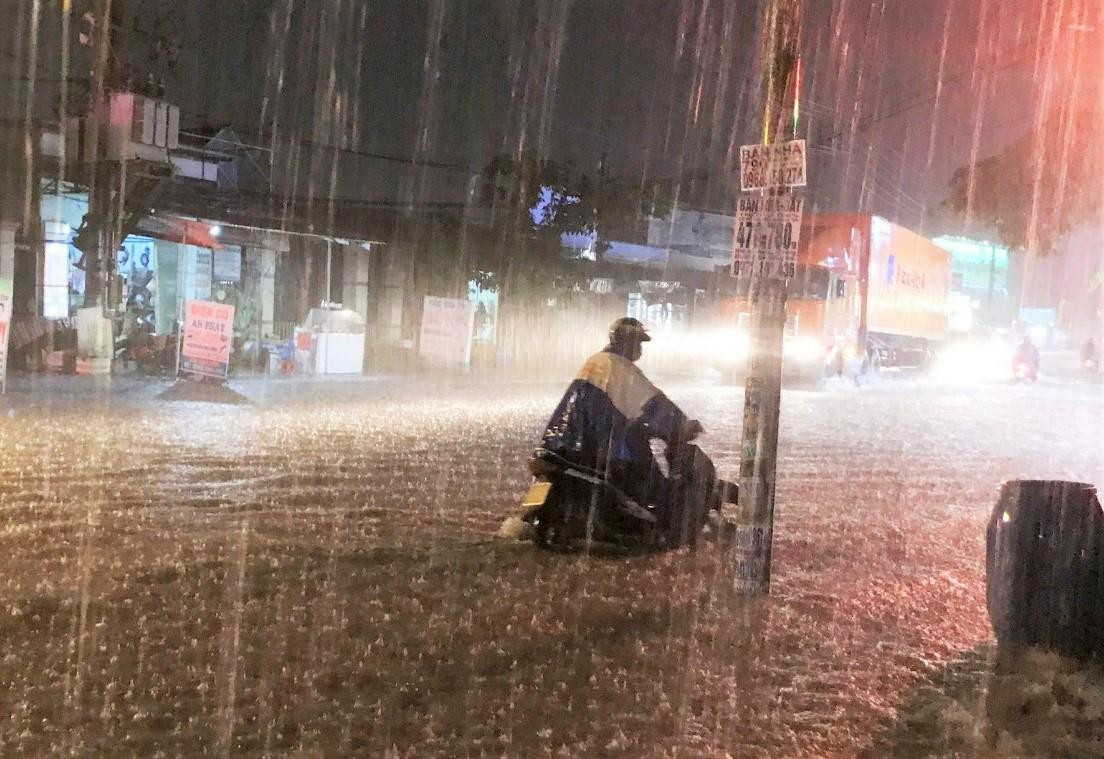 Đường ngập úng sau cơn mưa ở Bình Dương