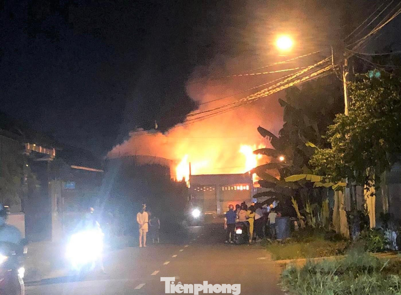 Các cửa nhà xưởng bị đóng, lực lượng chức năng phải phá để tiếp cận Các cửa nhà xưởng bị đóng, lực lượng chức năng phải phá để tiếp cận