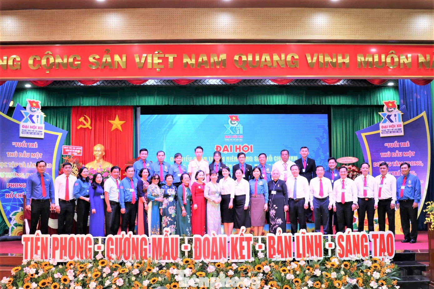 Các đại biểu chụp hình lưu niệm tại Đại hội điểm Thành phố Thủ Dầu Một Các đại biểu chụp hình lưu niệm tại Đại hội điểm Thành phố Thủ Dầu Một