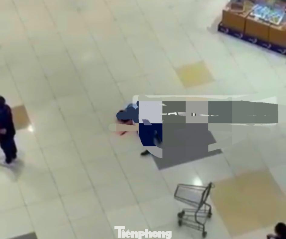 Nam bảo vệ rơi từ trên lầu siêu thị xuống tầng trệt