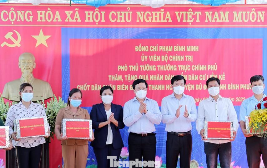 Phó Thủ tướng Thường trực và lãnh đạo Bình Phước thăm, tặng quà cho cư dân vùng biên giới Phó Thủ tướng Thường trực và lãnh đạo Bình Phước thăm, tặng quà cho cư dân vùng biên giới