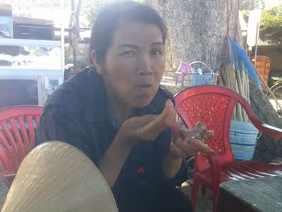 Từ 2 năm nay chị Hà Thị Bảy ăn đá lạnh thay cơm