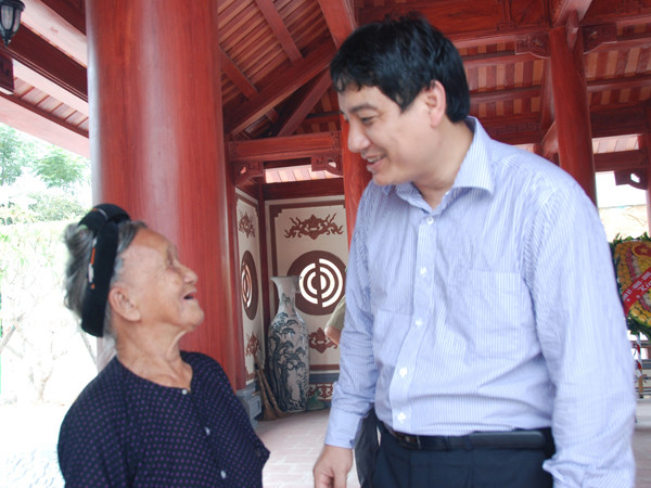 Bí thư thứ nhất T.Ư Đoàn Nguyễn Đắc Vinh hỏi chuyện Mẹ Vinh, người hiến đất để xây và giờ trông nom hương khói phần mộ LS Truông Bồn