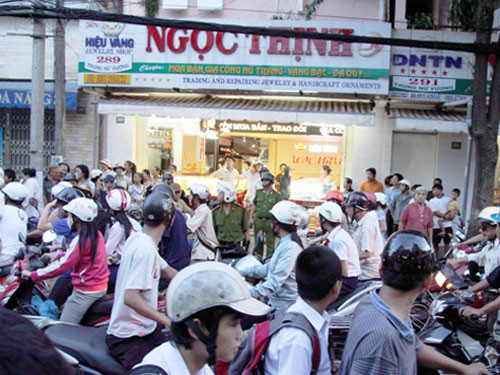 Hiện trường vụ án mạng trước hiệu vàng Ngọc Thịnh. Ảnh: Đà Nẵng Online