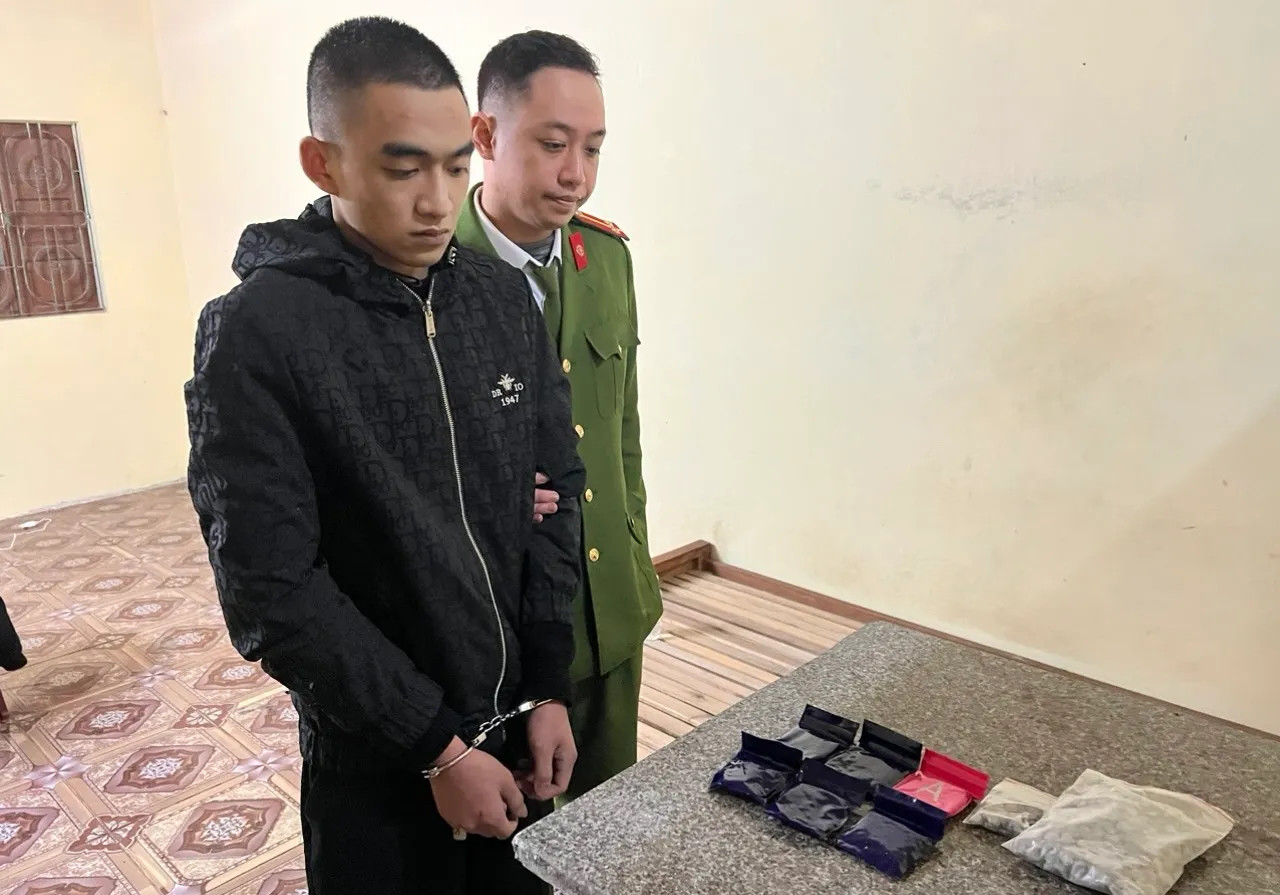 Một trong 3 đối tượng bị cơ quan CA bắt giữ Một trong 3 đối tượng bị cơ quan CA bắt giữ