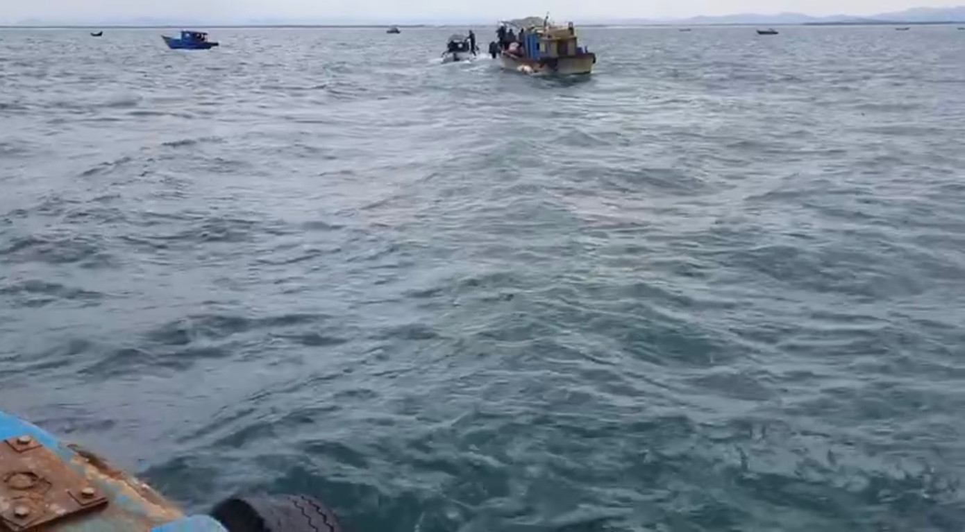 Ảnh cắt từ Clip do ngư dân cung cấp cho thấy tàu Hải Đăng 01 quần thảo hung hăng và gây hấn.