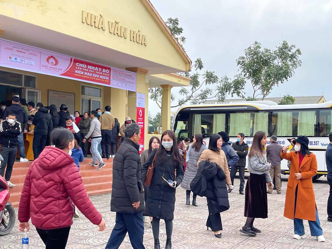 Nhà văn hóa trung tâm xã Trung Trạch sáng nay đông nghịt người Nhà văn hóa trung tâm xã Trung Trạch sáng nay đông nghịt người