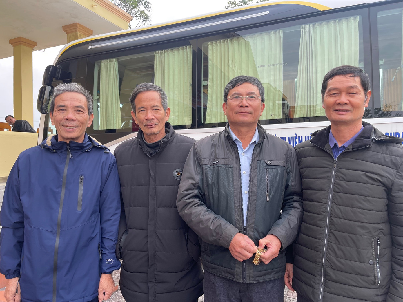 Các cụ trưởng tiểu khu, trưởng chi hội... dẫn mọi người đi hiến máu. Các cụ trưởng tiểu khu, trưởng chi hội... dẫn mọi người đi hiến máu.