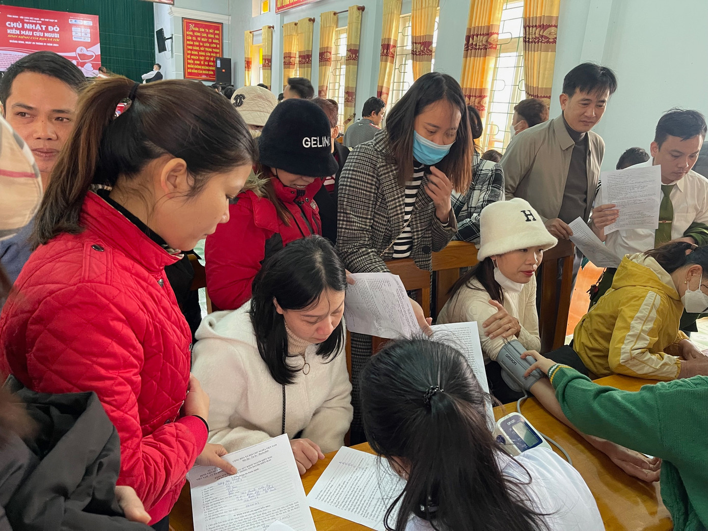 Sắp hàng đăng ký chờ đến lượt hiến máu Sắp hàng đăng ký chờ đến lượt hiến máu