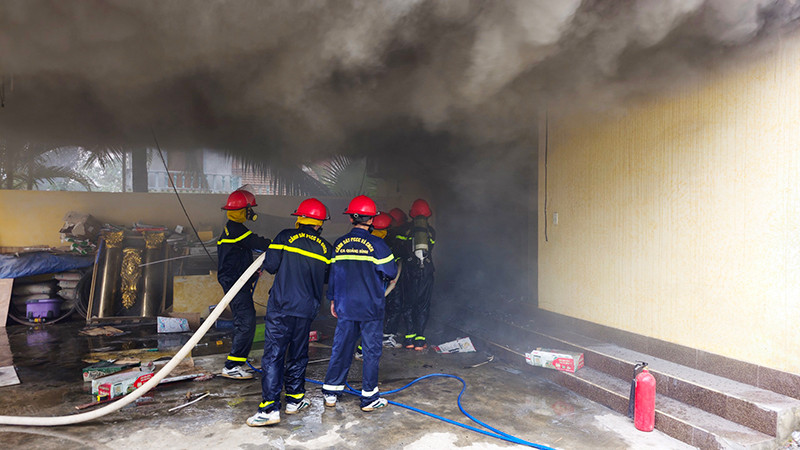 Sau hơn 1 giờ đồng hồ, ngọn lửa được khống chế Sau hơn 1 giờ đồng hồ, ngọn lửa được khống chế