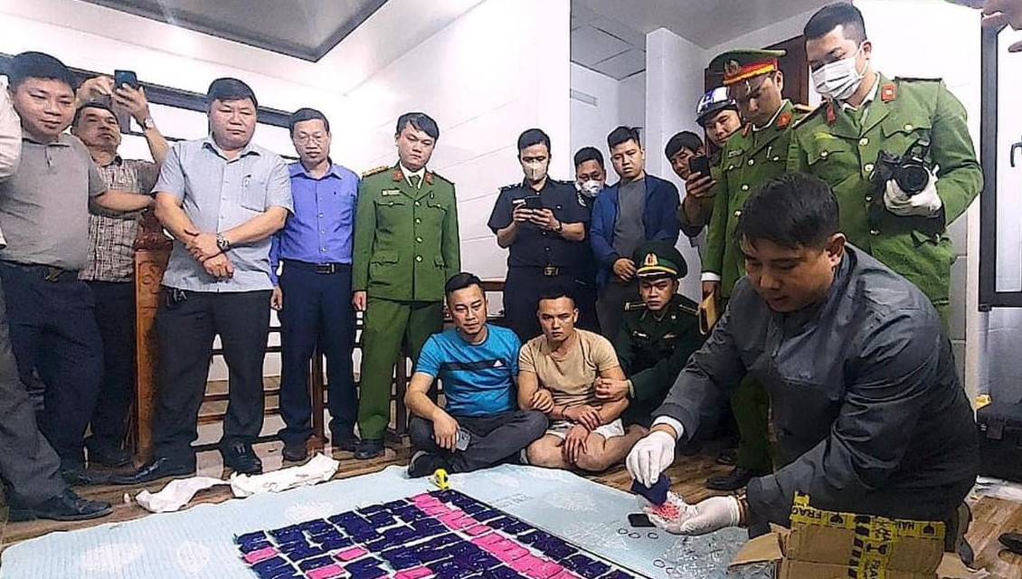 Đối tượng Đoàn Anh Duy ngồi trước tang vật vụ án Đối tượng Đoàn Anh Duy ngồi trước tang vật vụ án