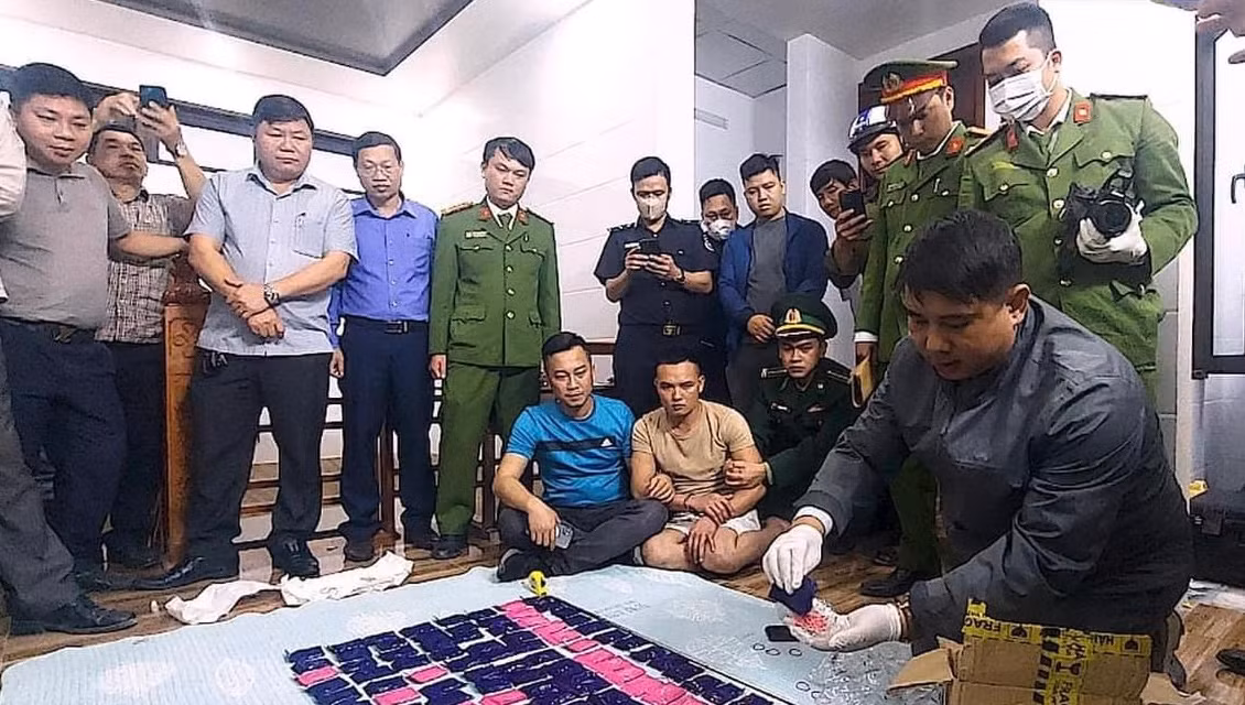 Đối tượng Đoàn Anh Duy ngồi trước tang vật vụ án