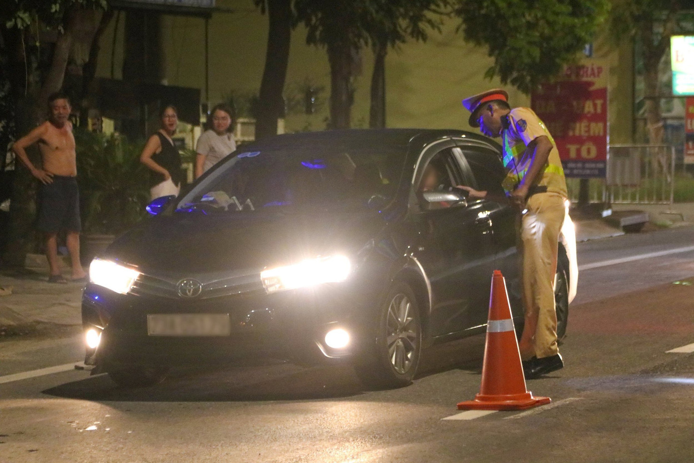 CSGT Quảng Bình thường xuyên duy trì kiểm tra nồng độ cồn đối với lái xe