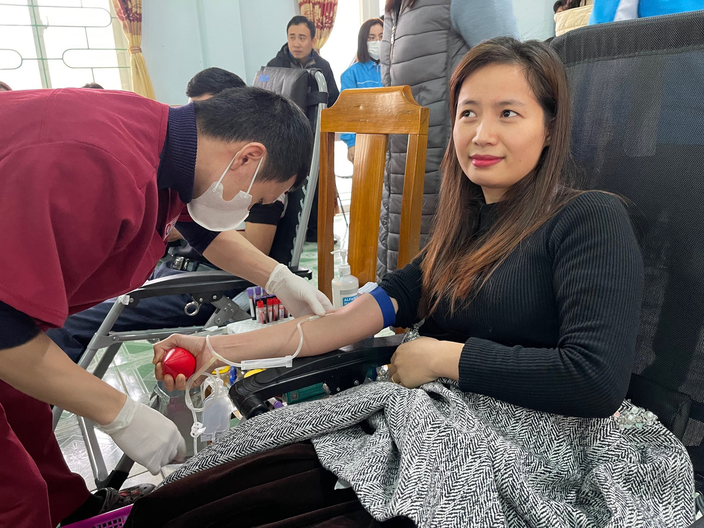 Cô giáo Hường hiến máu Chủ Nhật Đỏ. Cô giáo Hường hiến máu Chủ Nhật Đỏ.