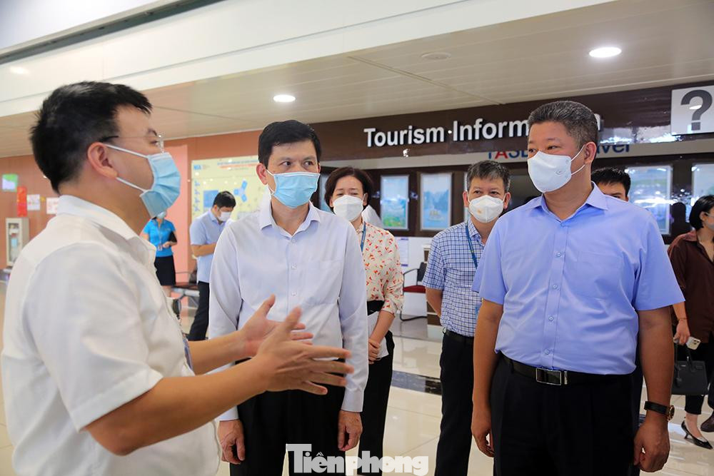 Thứ trưởng GTVT Lê Anh Tuấn (giữa) cùng Phó Chủ tịch UBND TP Hà Nội Nguyễn Mạnh Quyền (phải) kiểm tra thực tế chuyến bay chở khách từ TPHCM về Hà Nội chiều 12/10. Ảnh: Trọng Tài.